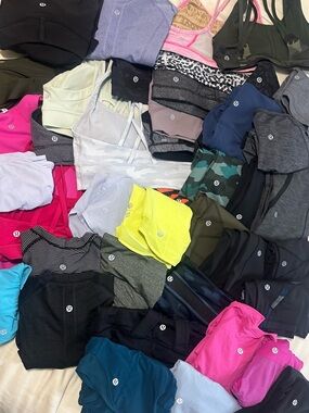 Huge lululemon sale starting at 3pm EST !! Bundles / new items hourly!